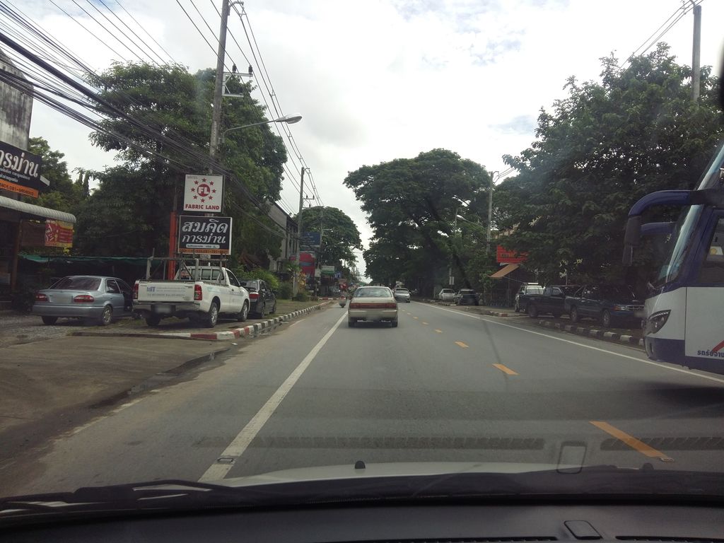 ภาพถนนตรงที่ โอดี้ กลาส กระจก ตั้งอยู่ ถ่ายโดย noochjaree พ.ศ. 2561 (2018) · A street-level view of where โอดี้ กลาส กระจก · Odi Klat Krachok stands, by noochjaree in 2561 (2018)