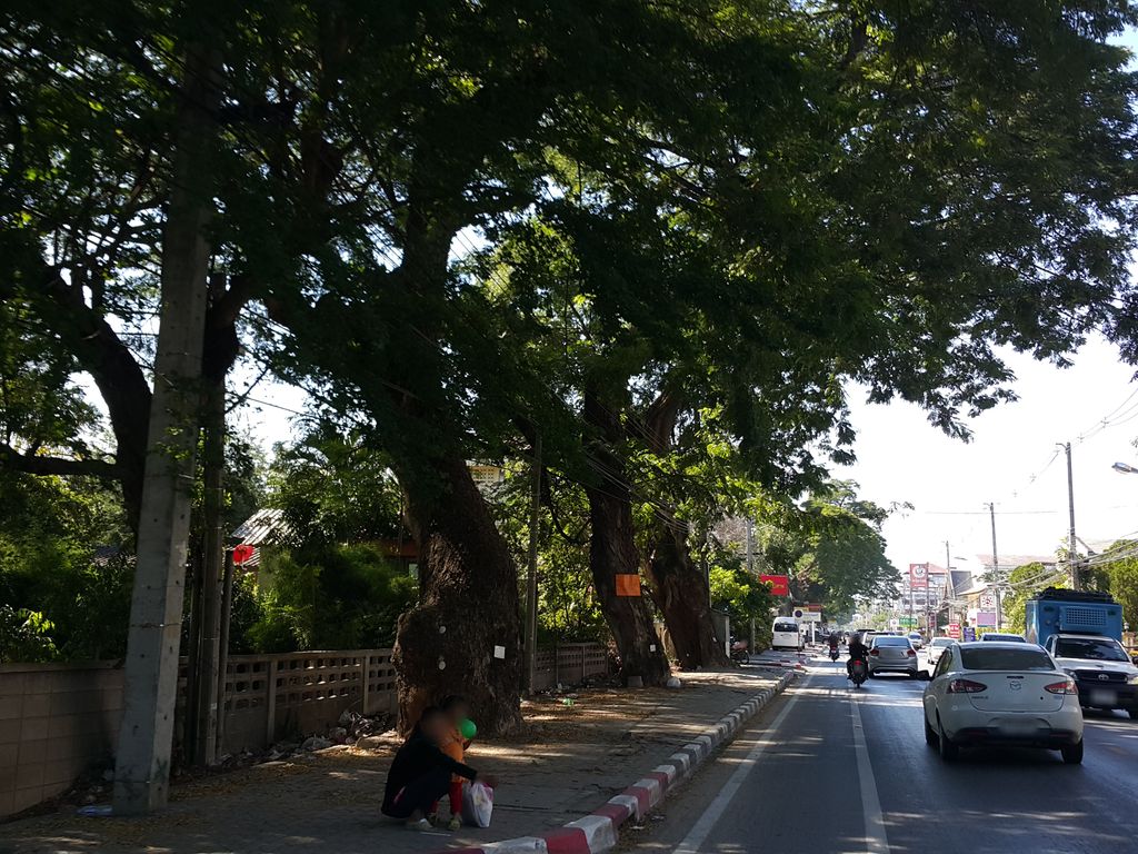 ภาพถนนตรงที่ เจริญโลหะแผ่น ตั้งอยู่ ถ่ายโดย jrcarlsen พ.ศ. 2557 (2014) · A street-level view of where เจริญโลหะแผ่น · Charoen Loha Phaen stands, by jrcarlsen in 2557 (2014)