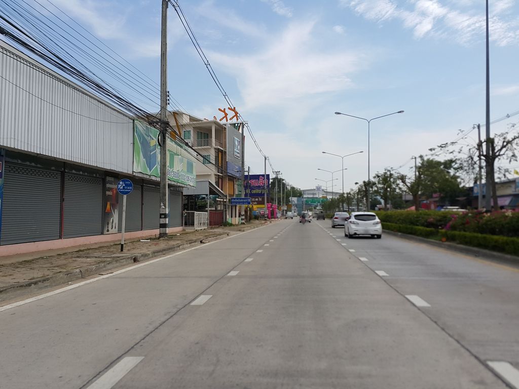 ภาพถนนตรงที่ เพื่อนช่าง ตั้งอยู่ ถ่ายโดย jrcarlsen พ.ศ. 2558 (2015) · A street-level view of where เพื่อนช่าง · Phueanchang stands, by jrcarlsen in 2558 (2015)