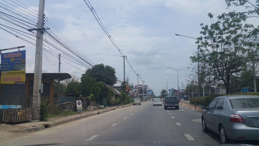 ภาพถนนตรงที่ โรงกลึงไข่การช่าง ตั้งอยู่ ถ่ายโดย jrcarlsen พ.ศ. 2561 (2018) · A street-level view of where โรงกลึงไข่การช่าง · Rongklueng Khai Kanchang stands, by jrcarlsen in 2561 (2018)