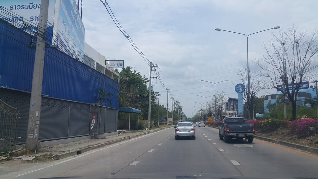 ภาพถนนตรงที่ ยงค์สแตนเลส แอนด์ ดีไซน์ ตั้งอยู่ ถ่ายโดย jrcarlsen พ.ศ. 2561 (2018) · A street-level view of where ยงค์สแตนเลส แอนด์ ดีไซน์ · Yongsataenlet & Design stands, by jrcarlsen in 2561 (2018)