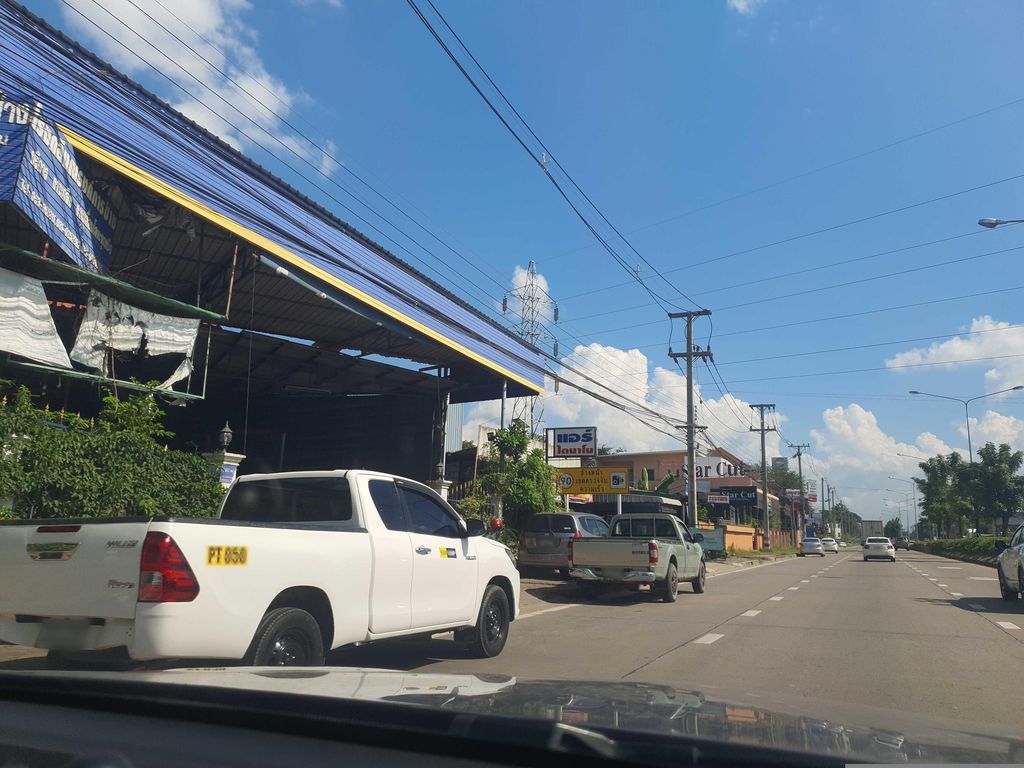 ภาพถนนตรงที่ ช.สุชาติการช่าง ช.นวกิจ ตั้งอยู่ ถ่ายโดย jrcarlsen พ.ศ. 2566 (2023) · A street-level view of where ช.สุชาติการช่าง ช.นวกิจ · Cha.suchati Kanchang Cha.nokit stands, by jrcarlsen in 2566 (2023)