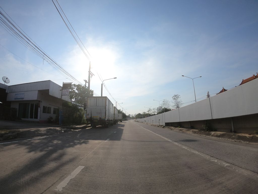 ภาพถนนตรงที่ โรงกลึงแดงการช่าง ตั้งอยู่ ถ่ายโดย chanuwath_grab พ.ศ. 2562 (2019) · A street-level view of where โรงกลึงแดงการช่าง · Rongklueng Daeng Kanchang stands, by chanuwath_grab in 2562 (2019)