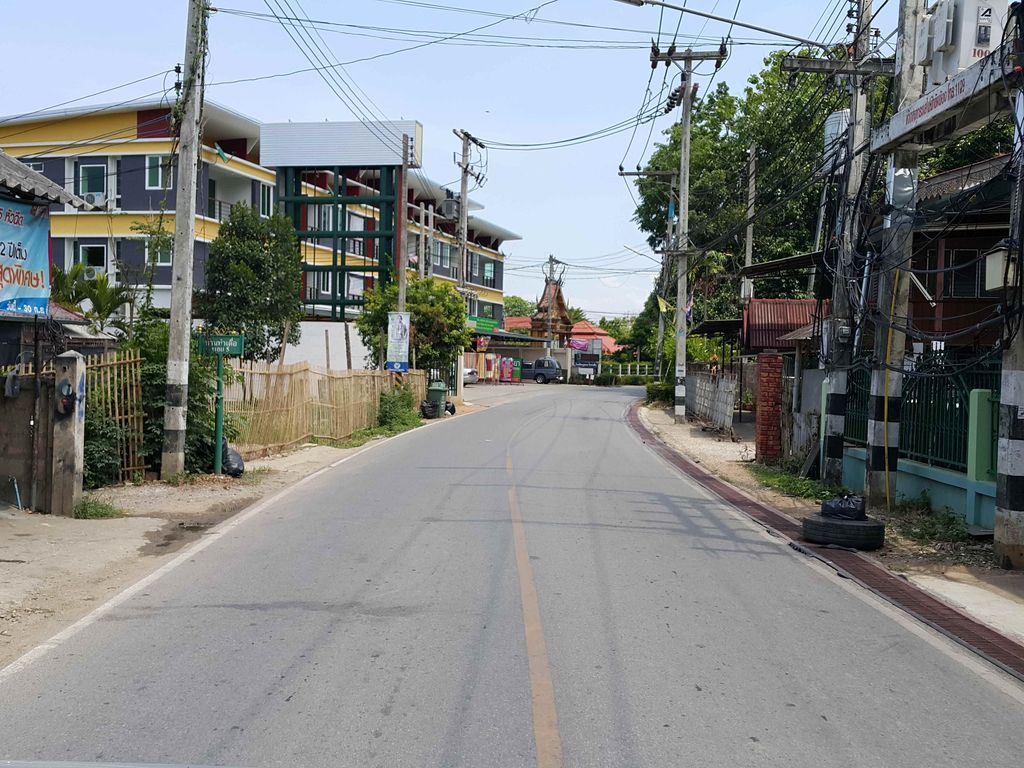 ภาพถนนตรงที่ สมนึกการช่าง ตั้งอยู่ ถ่ายโดย jrcarlsen พ.ศ. 2558 (2015) · A street-level view of where สมนึกการช่าง · Somnuekkanchang stands, by jrcarlsen in 2558 (2015)