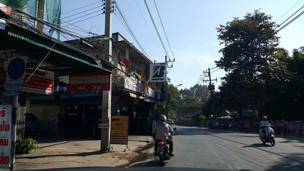 ภาพถนนตรงที่ ธำรงการกลึง ตั้งอยู่ ถ่ายโดย jrcarlsen พ.ศ. 2559 (2016) · A street-level view of where ธำรงการกลึง · Thamrongkanklueng stands, by jrcarlsen in 2559 (2016)