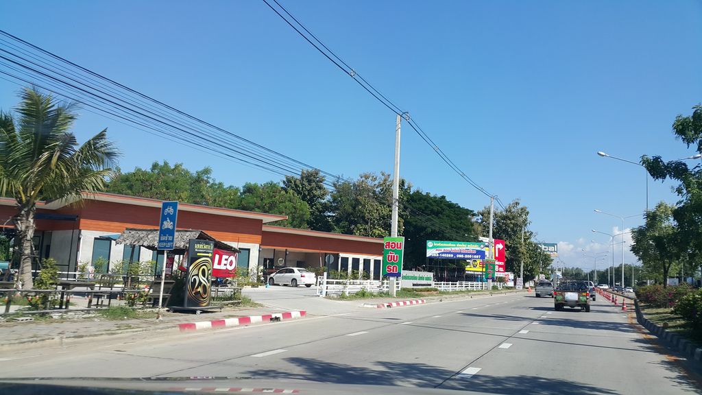 ภาพถนนตรงที่ จ.เหนือ สแตนเลส การช่าง ตั้งอยู่ ถ่ายโดย jrcarlsen พ.ศ. 2559 (2016) · A street-level view of where จ.เหนือ สแตนเลส การช่าง · Cha.nuea Sataenlet Kanchang stands, by jrcarlsen in 2559 (2016)