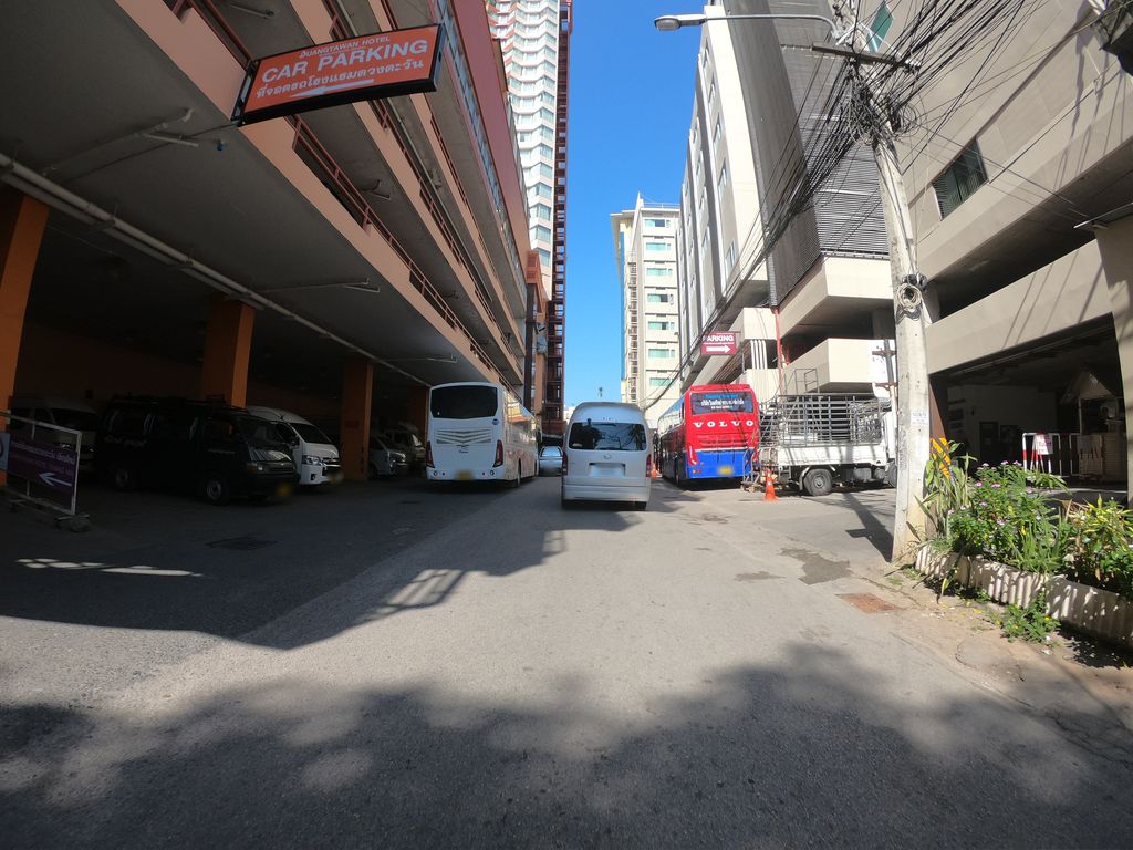 ภาพถนนตรงที่ ฮักษา คลินิก (ช้างคลาน) ตั้งอยู่ ถ่ายโดย chanuwath_grab พ.ศ. 2562 (2019) · A street-level view of where Hugsa Clinic (Chang Khlan) stands, by chanuwath_grab in 2562 (2019)