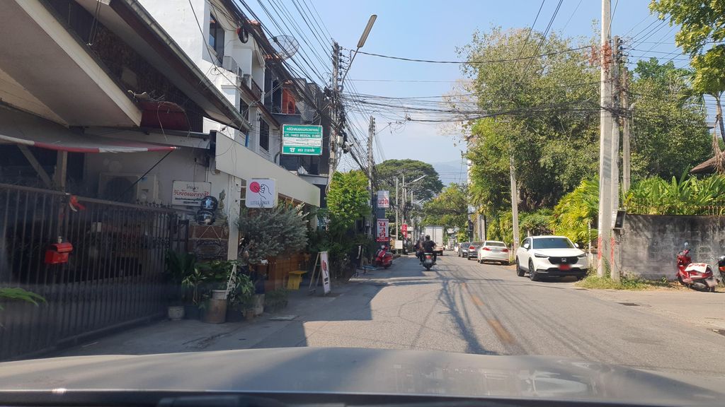 ภาพถนนตรงที่ โกแมว รับย้อมผ้าทุกสี ตั้งอยู่ ถ่ายโดย jrcarlsen พ.ศ. 2566 (2023) · A street-level view of where Ko Maew — fabric dyeing stands, by jrcarlsen in 2566 (2023)