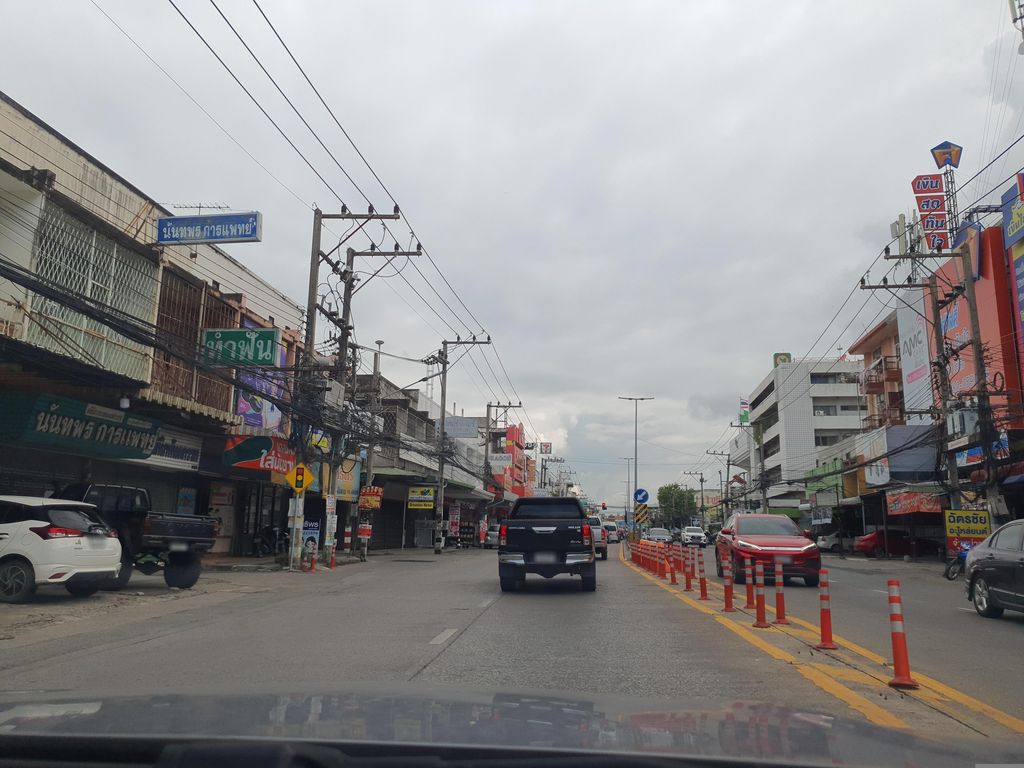 ภาพถนนตรงที่ ร้านล้านนาการดนตรี ตั้งอยู่ ถ่ายโดย jrcarlsen พ.ศ. 2566 (2023) · A street-level view of where Lanna Kan Dontri stands, by jrcarlsen in 2566 (2023)