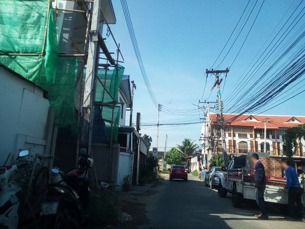 ภาพถนนตรงที่ ซักผ้าหยอดเหรียญ ตั้งอยู่ ถ่ายโดย kyoko พ.ศ. 2561 (2018) · A street-level view of where ซักผ้าหยอดเหรียญ · Sakpha Yotrian stands, by kyoko in 2561 (2018)
