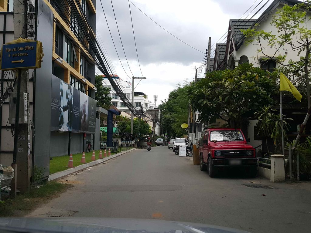 ภาพถนนตรงที่ วอส แอนด์โก ตั้งอยู่ ถ่ายโดย jrcarlsen พ.ศ. 2558 (2015) · A street-level view of where วอส แอนด์โก · Wot & Ko stands, by jrcarlsen in 2558 (2015)