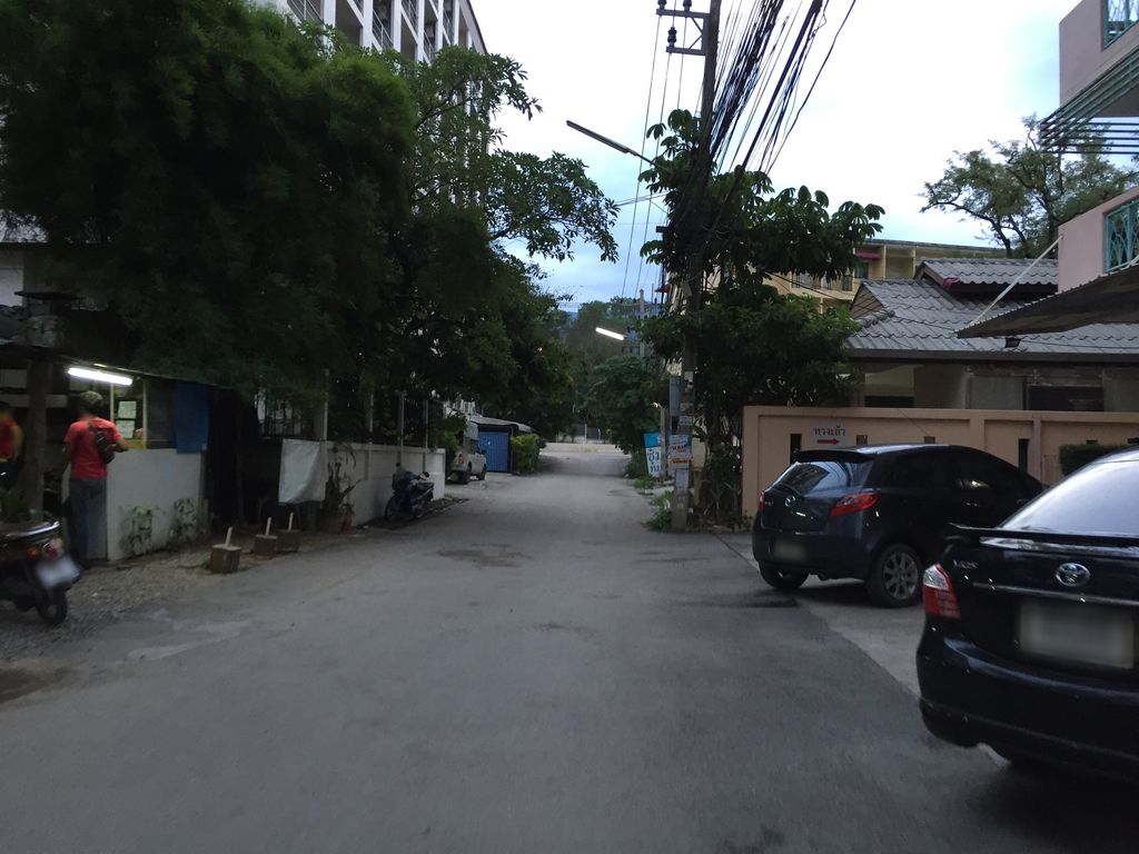 ภาพถนนตรงที่ ซักผ้าหยอดเหรียญ(ภูสยามเพลส) ตั้งอยู่ ถ่ายโดย alvinsj พ.ศ. 2560 (2017) · A street-level view of where ซักผ้าหยอดเหรียญ(ภูสยามเพลส) · Sakpha Yotrian(phutyamphlet) stands, by alvinsj in 2560 (2017)