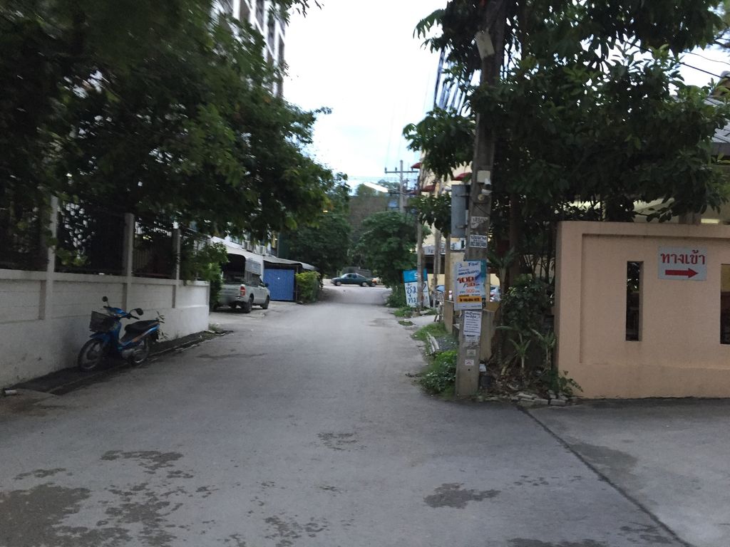 ภาพถนนตรงที่ ซูปเปอร์ คลีน ลอนดรี้ ตั้งอยู่ ถ่ายโดย alvinsj พ.ศ. 2560 (2017) · A street-level view of where ซูปเปอร์ คลีน ลอนดรี้ · Suppoe Khlin Laundry stands, by alvinsj in 2560 (2017)