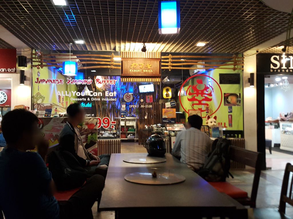 ภาพถนนตรงที่ เอม ซักอบรีด (นิมมาน) ตั้งอยู่ ถ่ายโดย jrcarlsen พ.ศ. 2558 (2015) · A street-level view of where เอม ซักอบรีด (นิมมาน) · Em Sakabrit (nimman) stands, by jrcarlsen in 2558 (2015)