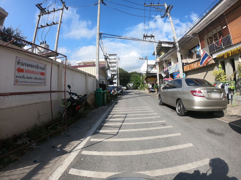 ภาพถนนตรงที่ ซักผ้าหยอดเหรียญ ตั้งอยู่ ถ่ายโดย chanuwath_grab พ.ศ. 2562 (2019) · A street-level view of where ซักผ้าหยอดเหรียญ · Sakpha Yotrian stands, by chanuwath_grab in 2562 (2019)