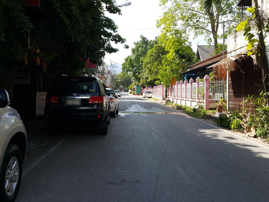 ภาพถนนตรงที่ คลีนโปร เอ๊กซ์เพลส ร้านสะดวกซัก 24 HR (พระสิงห์) ตั้งอยู่ ถ่ายโดย jrcarlsen พ.ศ. 2558 (2015) · A street-level view of where คลีนโปร เอ๊กซ์เพลส ร้านสะดวกซัก 24 HR (พระสิงห์) · Khlinpro Ekphlet Ran Saduaksak 24 HR (Phra Sing) stands, by jrcarlsen in 2558 (2015)