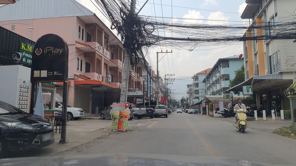 ภาพถนนตรงที่ อ๊อตเทริ วอช แอนด์ ดราย (สาขาซอยสันติสุข) ตั้งอยู่ ถ่ายโดย jrcarlsen พ.ศ. 2566 (2023) · A street-level view of where อ๊อตเทริ วอช แอนด์ ดราย (สาขาซอยสันติสุข) · Otsoe Wash & Dry (sakha Soi Santisuk) stands, by jrcarlsen in 2566 (2023)