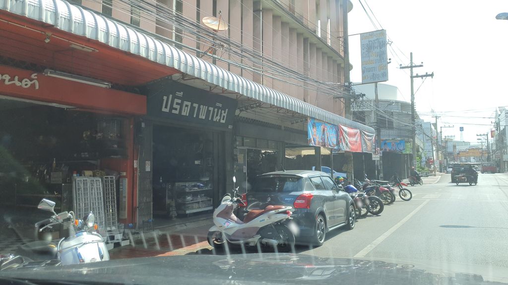ภาพถนนตรงที่ เจียระนัย ซักอบรีด ตั้งอยู่ ถ่ายโดย jrcarlsen พ.ศ. 2564 (2021) · A street-level view of where เจียระนัย ซักอบรีด · Chiaranai Sakabrit stands, by jrcarlsen in 2564 (2021)