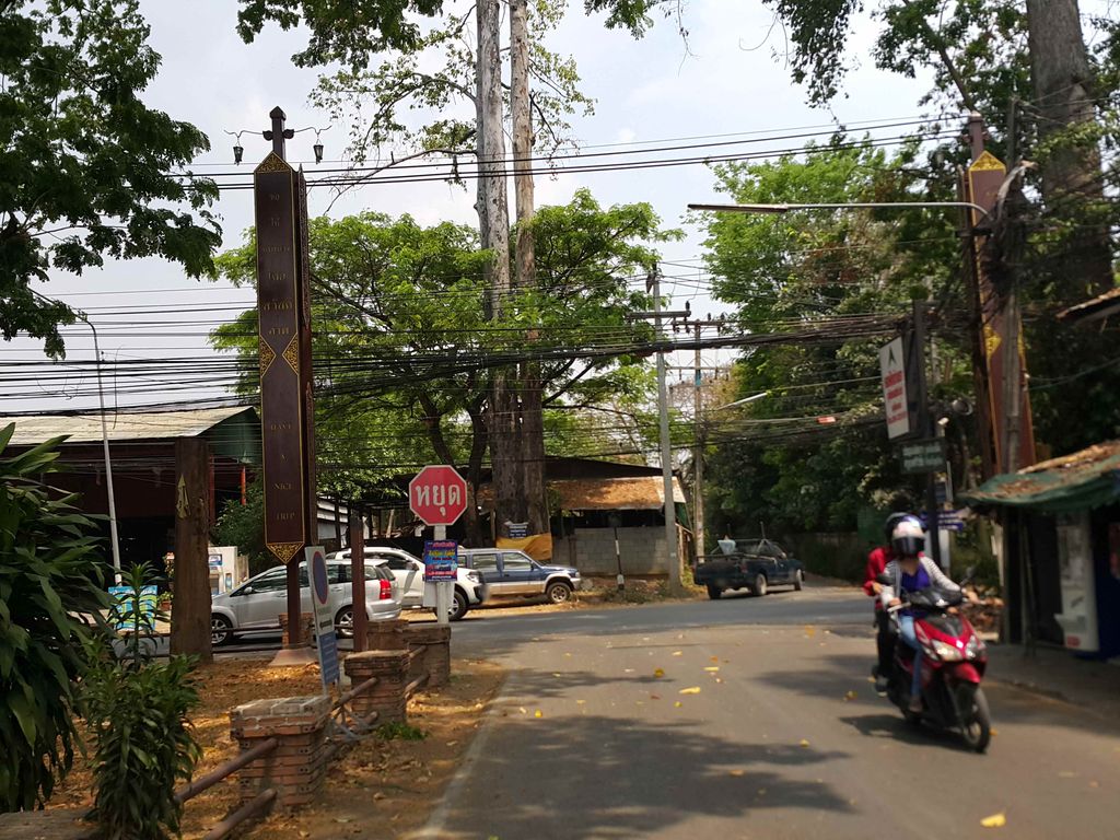 ภาพถนนตรงที่ ซักผ้าหยอดเหรียญ (ใกล้ วัดกู่ขาว) ตั้งอยู่ ถ่ายโดย jrcarlsen พ.ศ. 2558 (2015) · A street-level view of where ซักผ้าหยอดเหรียญ (ใกล้ วัดกู่ขาว) · Sakpha Yotrian (klai Wat Ku Khao) stands, by jrcarlsen in 2558 (2015)