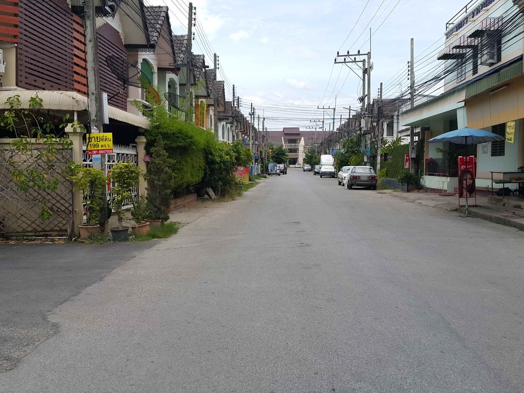 ภาพถนนตรงที่ ซักผ้าตู้หยอดเหรียญ [หมู่บ้านชัยพฤกษ์] ตั้งอยู่ ถ่ายโดย jrcarlsen พ.ศ. 2558 (2015) · A street-level view of where ซักผ้าตู้หยอดเหรียญ [หมู่บ้านชัยพฤกษ์] · Sakpha Tu Yotrian [mu Ban Chai Pharueka] stands, by jrcarlsen in 2558 (2015)