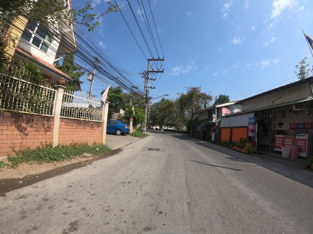 ภาพถนนตรงที่ ซักผ้าตู้หยอดเหรียญ ตั้งอยู่ ถ่ายโดย chanuwath_grab พ.ศ. 2562 (2019) · A street-level view of where ซักผ้าตู้หยอดเหรียญ · Sakpha Tu Yotrian stands, by chanuwath_grab in 2562 (2019)