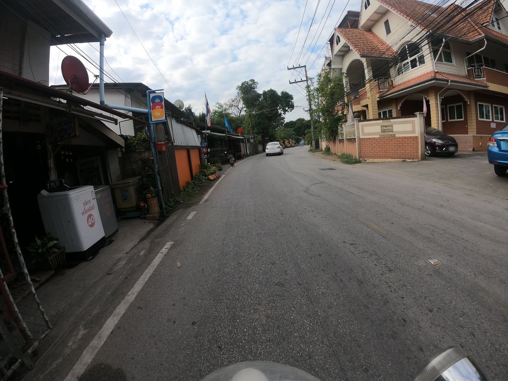 ภาพถนนตรงที่ นิวบูมส์ ซักอบรีด ตั้งอยู่ ถ่ายโดย chanuwath_grab พ.ศ. 2562 (2019) · A street-level view of where นิวบูมส์ ซักอบรีด · Niobum Sakabrit stands, by chanuwath_grab in 2562 (2019)