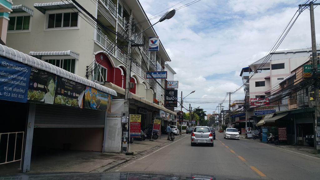 ภาพถนนตรงที่ หมีปั่นผ้า ตั้งอยู่ ถ่ายโดย jrcarlsen พ.ศ. 2559 (2016) · A street-level view of where หมีปั่นผ้า · Mipanpha stands, by jrcarlsen in 2559 (2016)