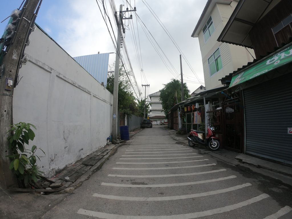 ภาพถนนตรงที่ ซักผ้าหยอดเหรียญ ตั้งอยู่ ถ่ายโดย chanuwath_grab พ.ศ. 2562 (2019) · A street-level view of where ซักผ้าหยอดเหรียญ · Sakpha Yotrian stands, by chanuwath_grab in 2562 (2019)