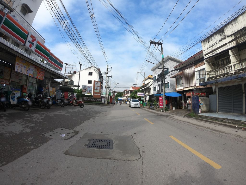 ภาพถนนตรงที่ ซักผ้าหยอดเหรียญ (ณภัทร) ตั้งอยู่ ถ่ายโดย chanuwath_grab พ.ศ. 2562 (2019) · A street-level view of where ซักผ้าหยอดเหรียญ (ณภัทร) · Sakpha Yotrian (naphat) stands, by chanuwath_grab in 2562 (2019)