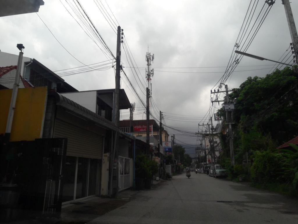 ภาพถนนตรงที่ จา ซักรีด ตั้งอยู่ ถ่ายโดย superbate พ.ศ. 2561 (2018) · A street-level view of where จา ซักรีด · Cha Sakrit stands, by superbate in 2561 (2018)
