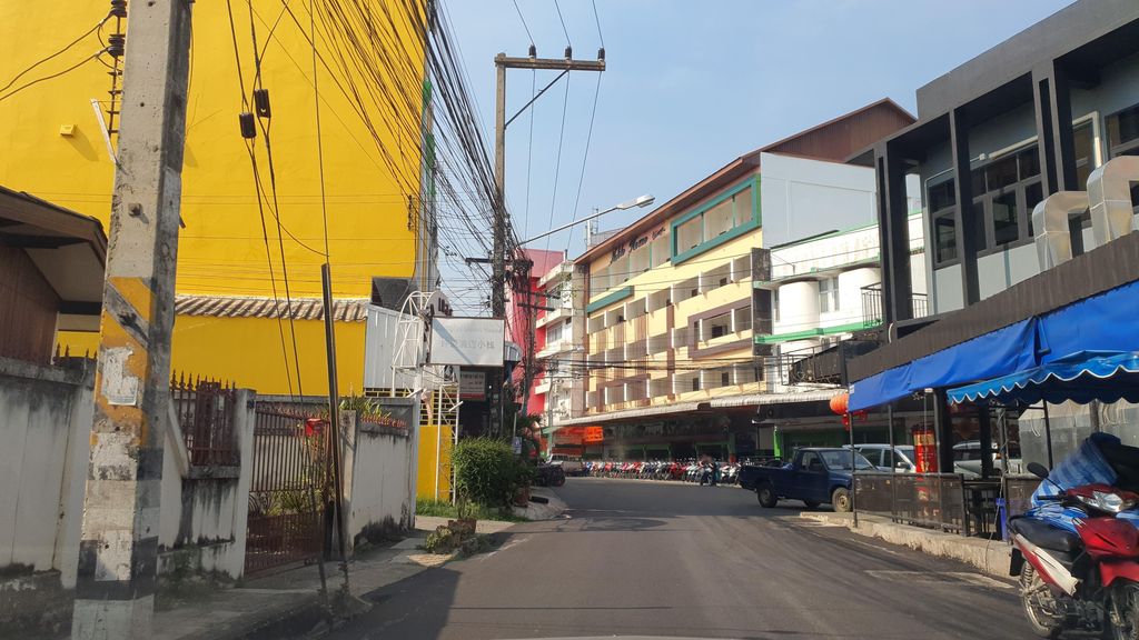 ภาพถนนตรงที่ ซักผ้า หยอดเหรียญ ตั้งอยู่ ถ่ายโดย jrcarlsen พ.ศ. 2565 (2022) · A street-level view of where ซักผ้า หยอดเหรียญ · Sakpha Yotrian stands, by jrcarlsen in 2565 (2022)