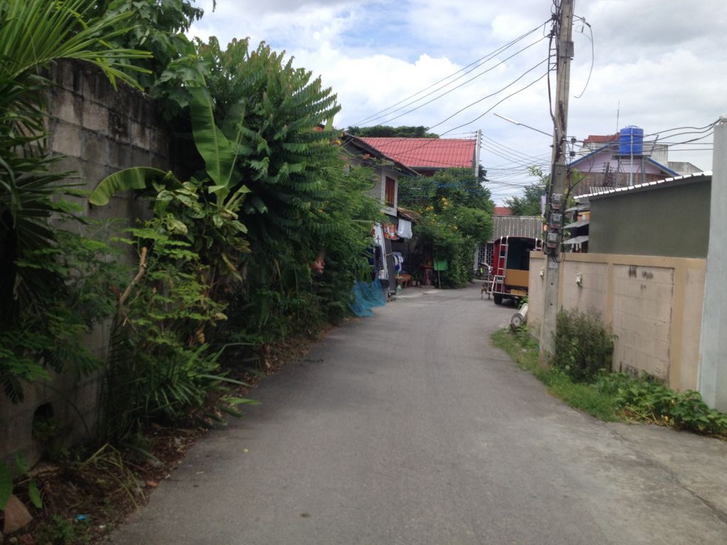 ภาพถนนตรงที่ ซักผ้าหยอดเหรียญ (urban bed) ตั้งอยู่ ถ่ายโดย jimwatana พ.ศ. 2558 (2015) · A street-level view of where ซักผ้าหยอดเหรียญ (urban bed) stands, by jimwatana in 2558 (2015)