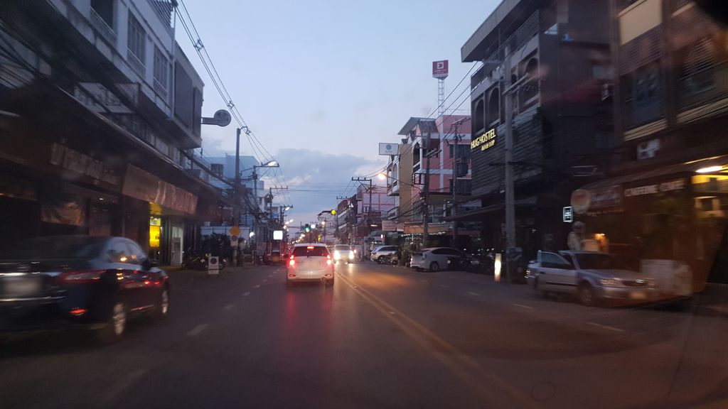 ภาพถนนตรงที่ ซักผ้าหยอดเหรียญ ตั้งอยู่ ถ่ายโดย silamanee พ.ศ. 2561 (2018) · A street-level view of where ซักผ้าหยอดเหรียญ · Sakpha Yotrian stands, by silamanee in 2561 (2018)