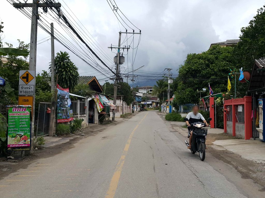 ภาพถนนตรงที่ ซักผ้าหยอดเหรียญ ตั้งอยู่ ถ่ายโดย jrcarlsen พ.ศ. 2558 (2015) · A street-level view of where ซักผ้าหยอดเหรียญ · Sakpha Yotrian stands, by jrcarlsen in 2558 (2015)