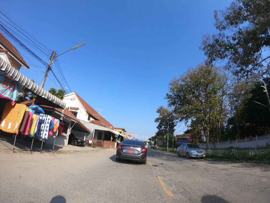 ภาพถนนตรงที่ ร้านน้องนทซักรีด ตั้งอยู่ ถ่ายโดย chanuwath_grab พ.ศ. 2562 (2019) · A street-level view of where ร้านน้องนทซักรีด · Ran Nong Not Sakrit stands, by chanuwath_grab in 2562 (2019)