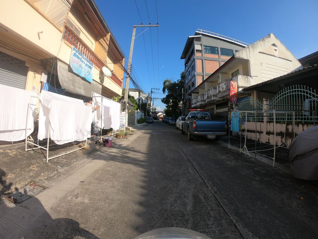 ภาพถนนตรงที่ อัมพร ซักรีด ตั้งอยู่ ถ่ายโดย chanuwath_grab พ.ศ. 2562 (2019) · A street-level view of where อัมพร ซักรีด · Amphon Sakrit stands, by chanuwath_grab in 2562 (2019)