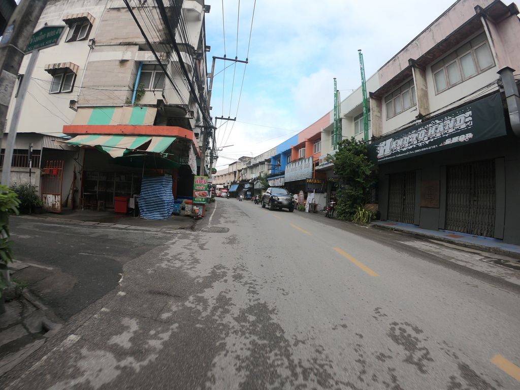 ภาพถนนตรงที่ สม  ซักผ้าหยอดเหรียญ ตั้งอยู่ ถ่ายโดย chanuwath_grab พ.ศ. 2562 (2019) · A street-level view of where สม  ซักผ้าหยอดเหรียญ · Som Sakpha Yotrian stands, by chanuwath_grab in 2562 (2019)