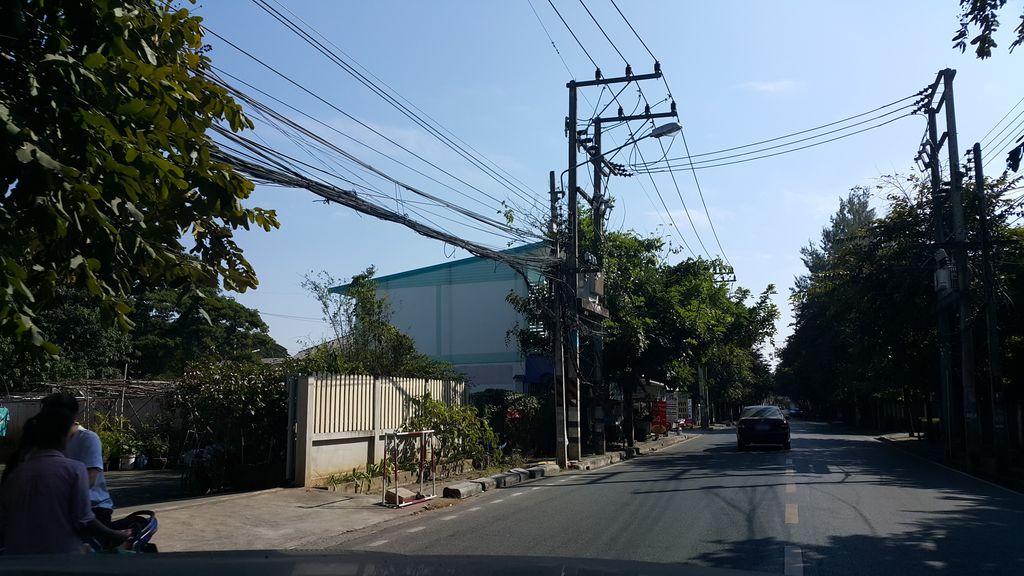 ภาพถนนตรงที่ ร้านซักอบรีด ตั้งอยู่ ถ่ายโดย jrcarlsen พ.ศ. 2559 (2016) · A street-level view of where ร้านซักอบรีด · Ran Sakabrit stands, by jrcarlsen in 2559 (2016)
