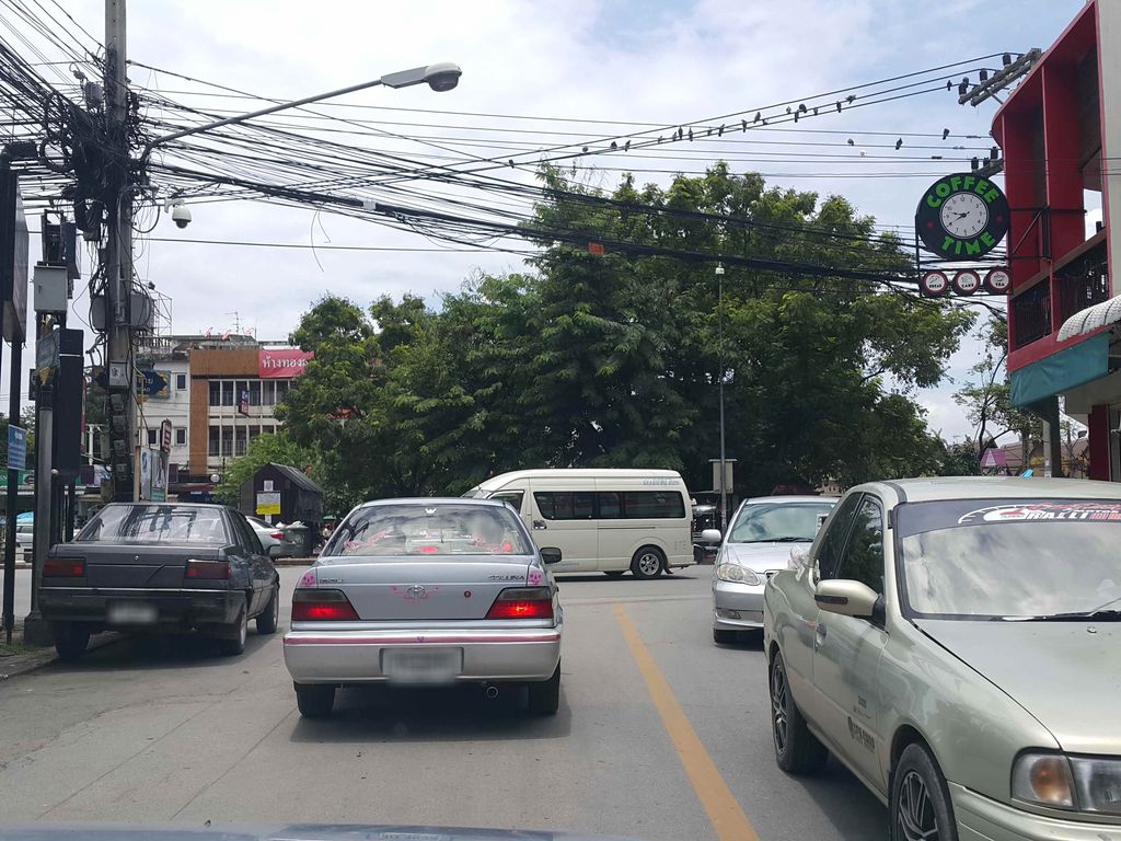 ภาพถนนตรงที่ ไอบุ ซายาง (ประตูเชียงใหม่) ตั้งอยู่ ถ่ายโดย jrcarlsen พ.ศ. 2558 (2015) · A street-level view of where ไอบุ ซายาง (ประตูเชียงใหม่) · Aibu Sainga (pratu Chiang Mai) stands, by jrcarlsen in 2558 (2015)