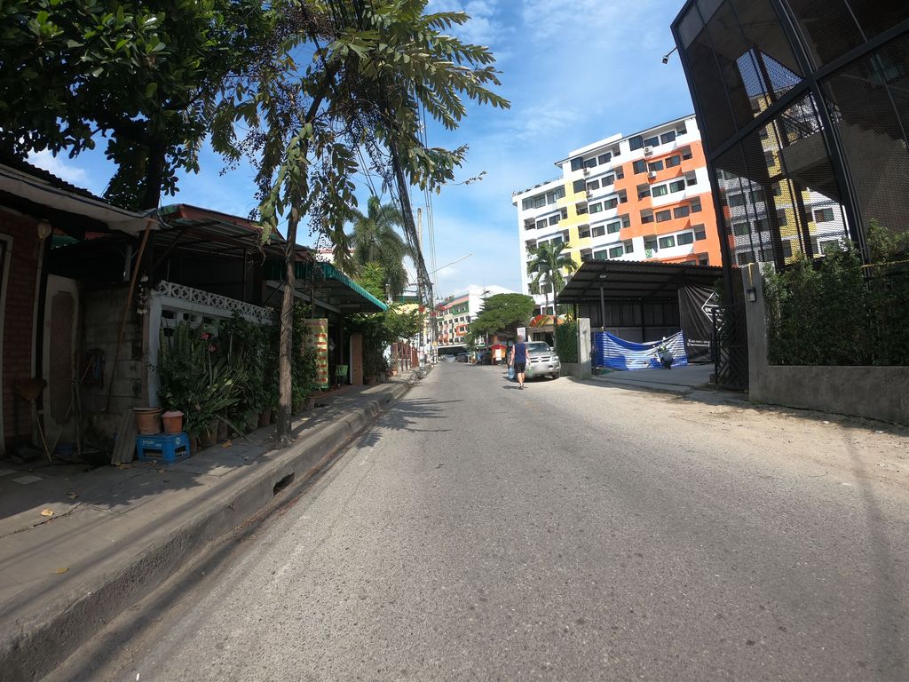 ภาพถนนตรงที่ ซักผ้าหยอดเหรียญ ตั้งอยู่ ถ่ายโดย chanuwath_grab พ.ศ. 2562 (2019) · A street-level view of where ซักผ้าหยอดเหรียญ · Sakpha Yotrian stands, by chanuwath_grab in 2562 (2019)