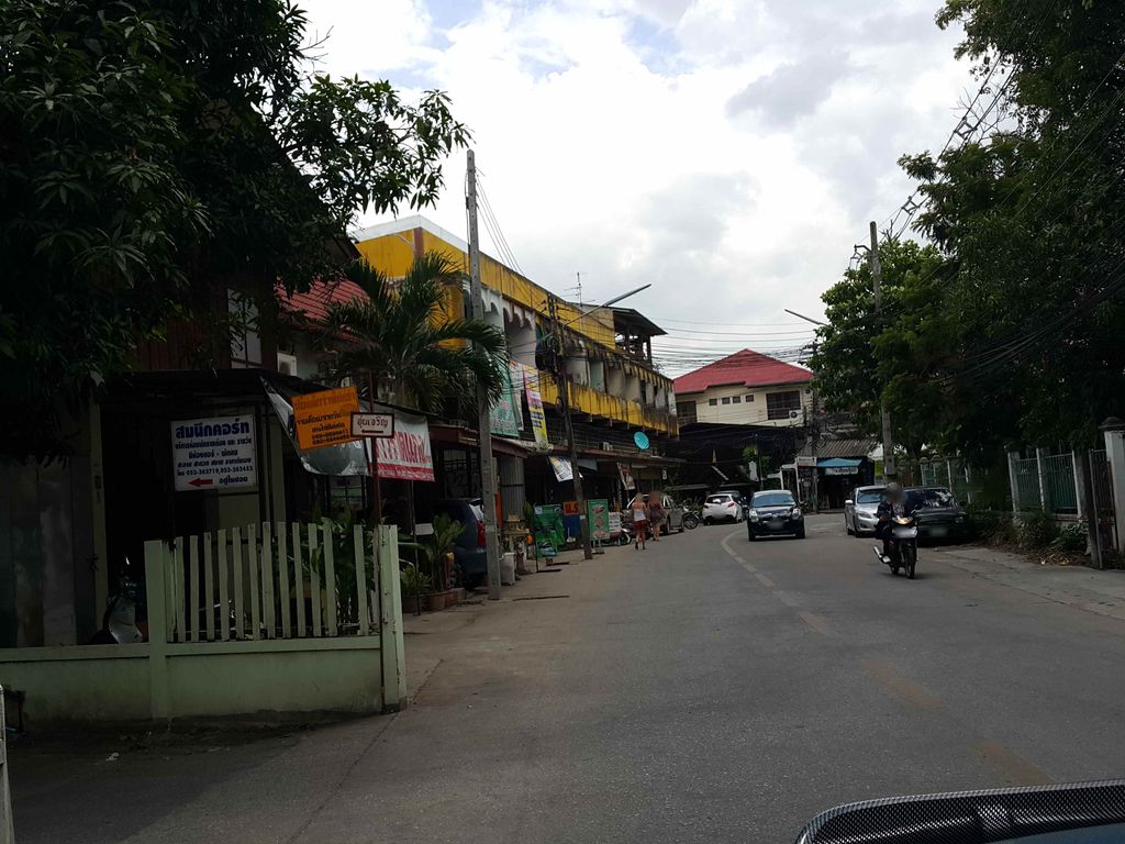 ภาพถนนตรงที่ ซักผ้าหยอดเหรียญ ตั้งอยู่ ถ่ายโดย jrcarlsen พ.ศ. 2558 (2015) · A street-level view of where ซักผ้าหยอดเหรียญ · Sakpha Yotrian stands, by jrcarlsen in 2558 (2015)