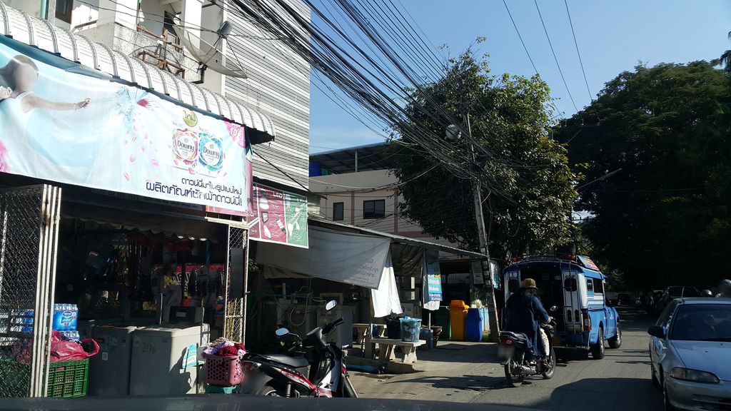 ภาพถนนตรงที่ ซักผ้าหยอดเหรียญ ตั้งอยู่ ถ่ายโดย jrcarlsen พ.ศ. 2559 (2016) · A street-level view of where ซักผ้าหยอดเหรียญ · Sakpha Yotrian stands, by jrcarlsen in 2559 (2016)