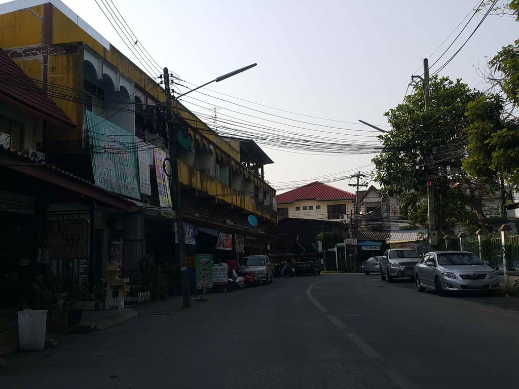 ภาพถนนตรงที่ ซักผ้าหยอดเหรียญ ตั้งอยู่ ถ่ายโดย jrcarlsen พ.ศ. 2558 (2015) · A street-level view of where ซักผ้าหยอดเหรียญ · Sakpha Yotrian stands, by jrcarlsen in 2558 (2015)