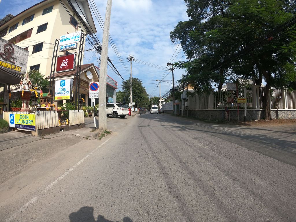 ภาพถนนตรงที่ ร้านสะดวกซัก ซักผ้าหยอดเหรียญ ตั้งอยู่ ถ่ายโดย chanuwath_grab พ.ศ. 2562 (2019) · A street-level view of where ร้านสะดวกซัก ซักผ้าหยอดเหรียญ · Ran Saduaksak Sakpha Yotrian stands, by chanuwath_grab in 2562 (2019)