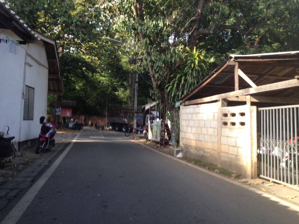 ภาพถนนตรงที่ ซักผ้า หยอดเหรียญ ตั้งอยู่ ถ่ายโดย jimwatana พ.ศ. 2558 (2015) · A street-level view of where ซักผ้า หยอดเหรียญ · Sakpha Yotrian stands, by jimwatana in 2558 (2015)