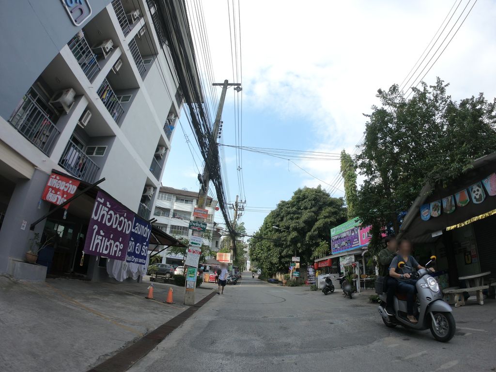 ภาพถนนตรงที่ ซักผ้า หยอดเหรียญ ตั้งอยู่ ถ่ายโดย chanuwath_grab พ.ศ. 2562 (2019) · A street-level view of where ซักผ้า หยอดเหรียญ · Sakpha Yotrian stands, by chanuwath_grab in 2562 (2019)