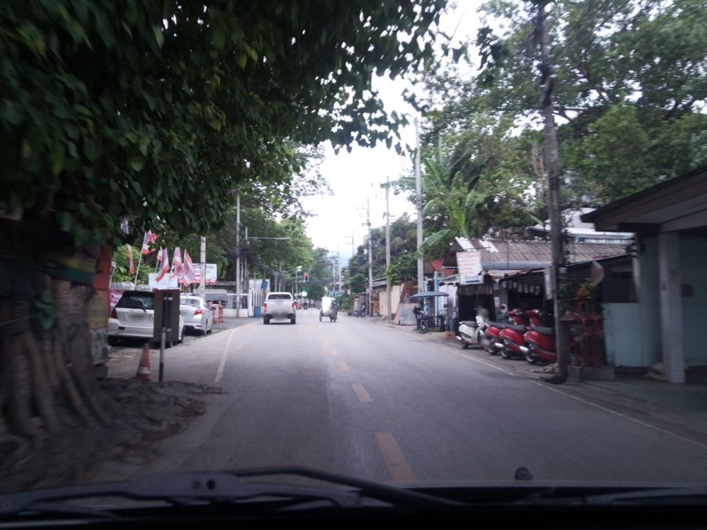 ภาพถนนตรงที่ ซักผ้า หยอดเหรียญ ตั้งอยู่ ถ่ายโดย wapriz พ.ศ. 2561 (2018) · A street-level view of where ซักผ้า หยอดเหรียญ · Sakpha Yotrian stands, by wapriz in 2561 (2018)