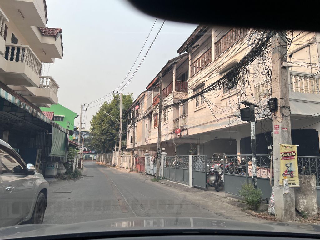 ภาพถนนตรงที่ ซักผ้า หยอดเหรียญ ตั้งอยู่ ถ่ายโดย lin_wang พ.ศ. 2567 (2024) · A street-level view of where ซักผ้า หยอดเหรียญ · Sakpha Yotrian stands, by lin_wang in 2567 (2024)