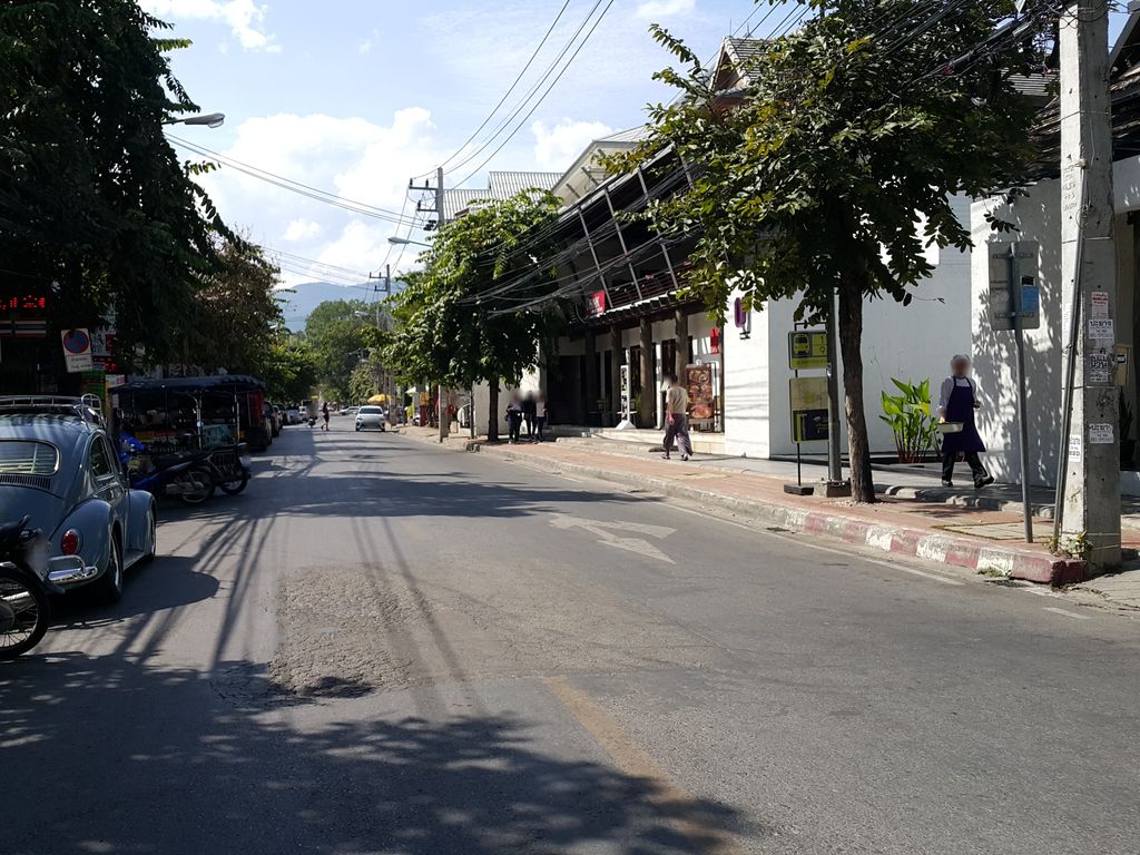 ภาพถนนตรงที่ ช่างไทยซักแห้ง (สี่แยกกลางเวียง) ตั้งอยู่ ถ่ายโดย jrcarlsen พ.ศ. 2558 (2015) · A street-level view of where ช่างไทยซักแห้ง (สี่แยกกลางเวียง) · Changthai Sakhaeng (siyaek Klangwiang) stands, by jrcarlsen in 2558 (2015)