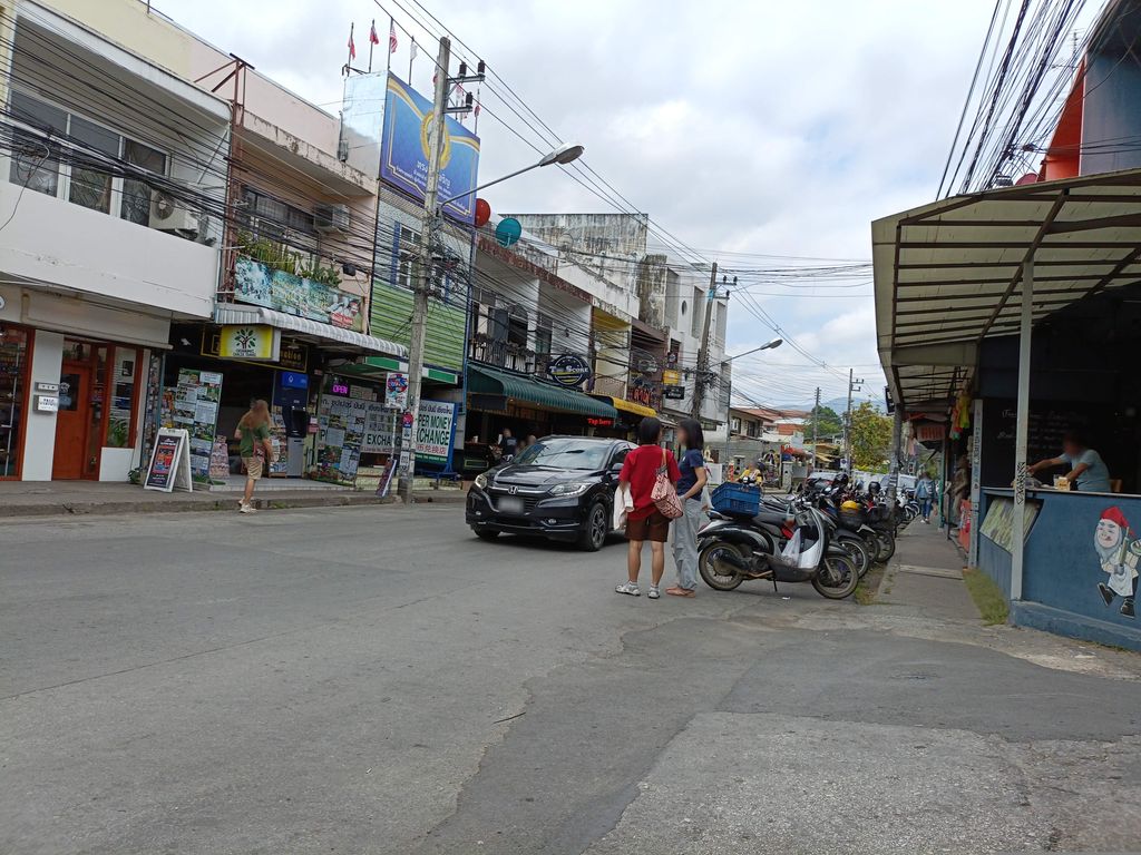 ภาพถนนตรงที่ ซักผ้าหยอดเหรียญ(หน้าอุดมผล) ตั้งอยู่ ถ่ายโดย skillsy พ.ศ. 2568 (2025) · A street-level view of where ซักผ้าหยอดเหรียญ(หน้าอุดมผล) · Sakpha Yotrian(nautmaphon) stands, by skillsy in 2568 (2025)